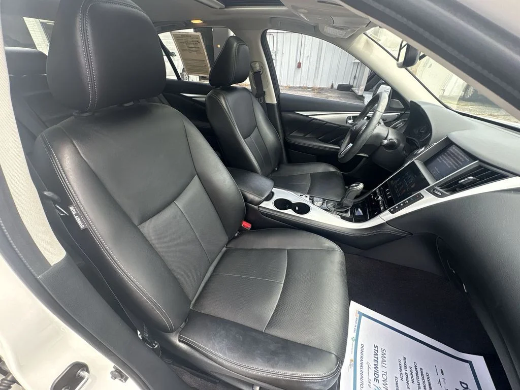 Used 2023 White INFINITI LUXE image 24