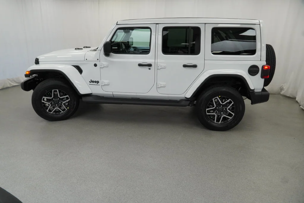New 2027 Bright White Clear-Coat Paint Jeep Sahara image 6