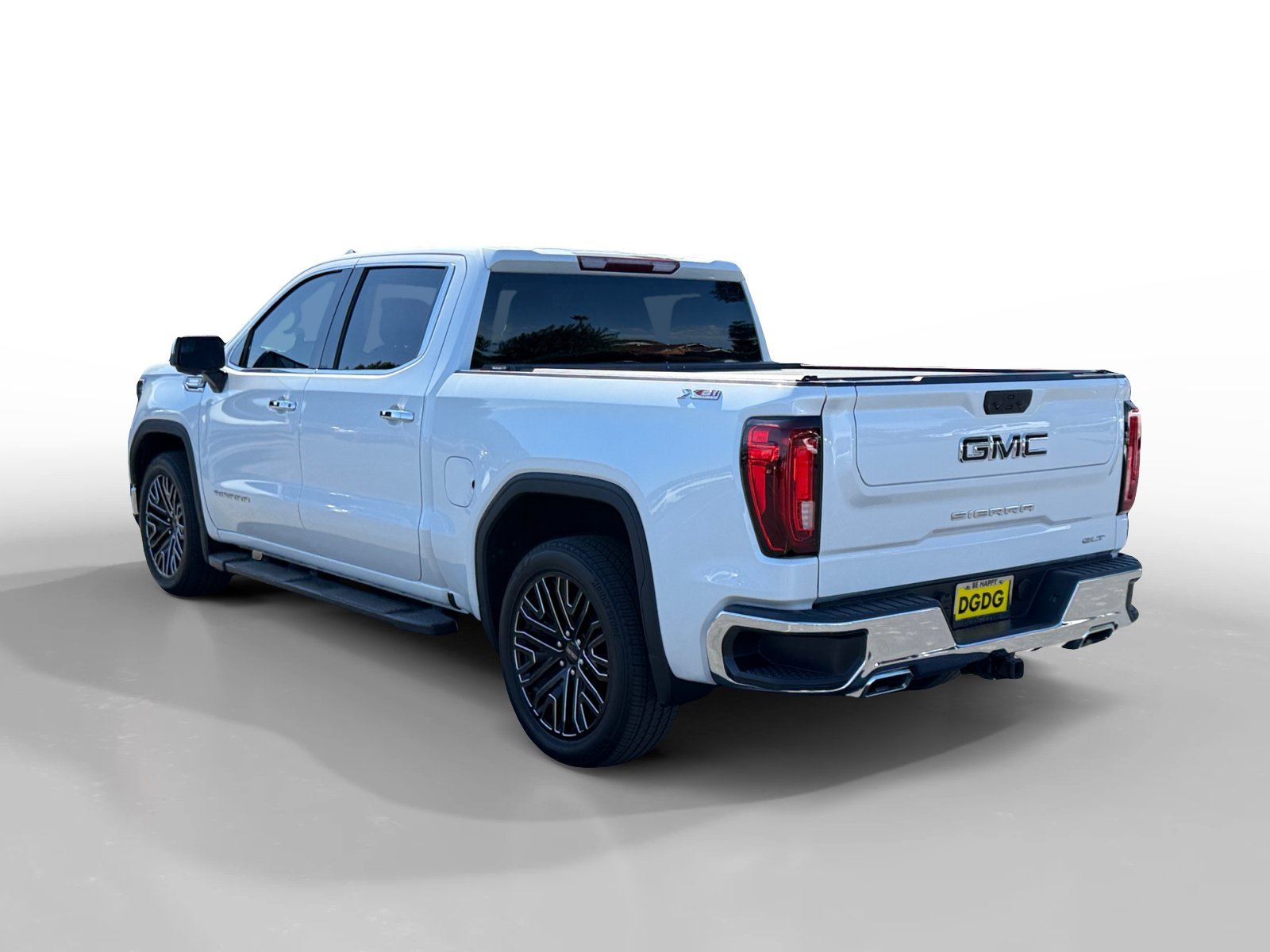 Used 2022 White Frost Tricoat GMC SLT image 3