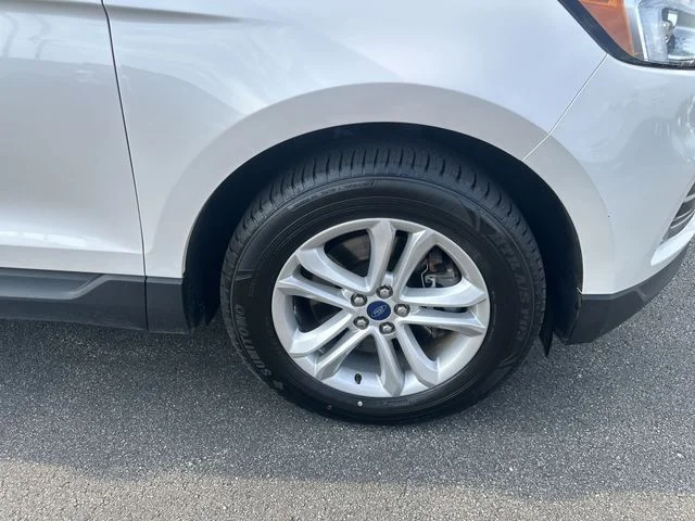 Used 2019 White Platinum Clearcoat Metallic Ford SEL image 20