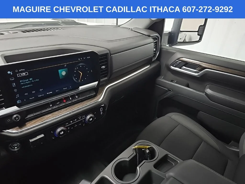Used 2025 White Chevrolet LT image 25