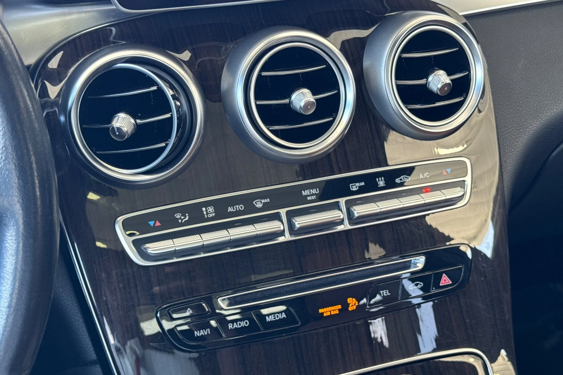 Used 2019 White Mercedes-Benz GLC 350e image 22