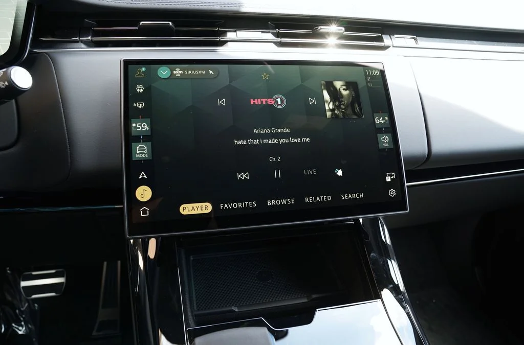 New 2026 Santorini Black Land Rover Dynamic SE image 23
