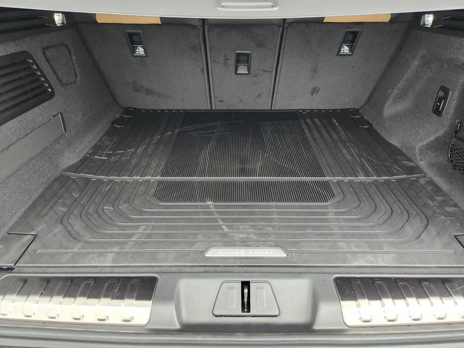 New 2026 Carpathian Grey LAND ROVER Dynamic SE image 32