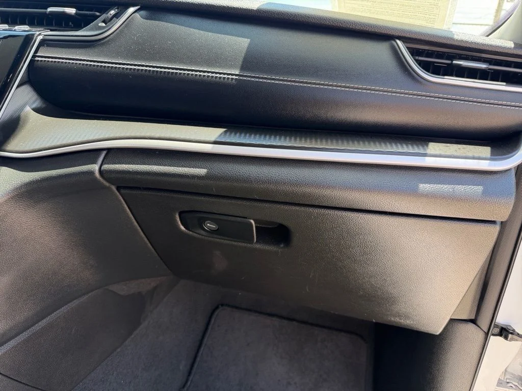 Used 2023 White Jeep Laredo image 22