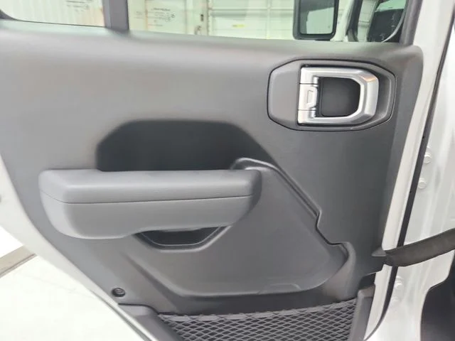 New 2026 Bright White Clearcoat Jeep Rubicon image 32
