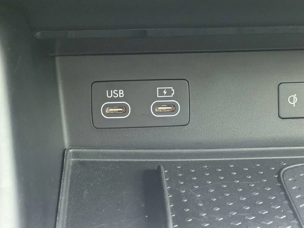 Used 2025 Silver Genesis 2.5T image 25