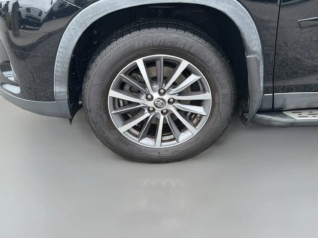 Used 2019 Black Toyota XLE image 32