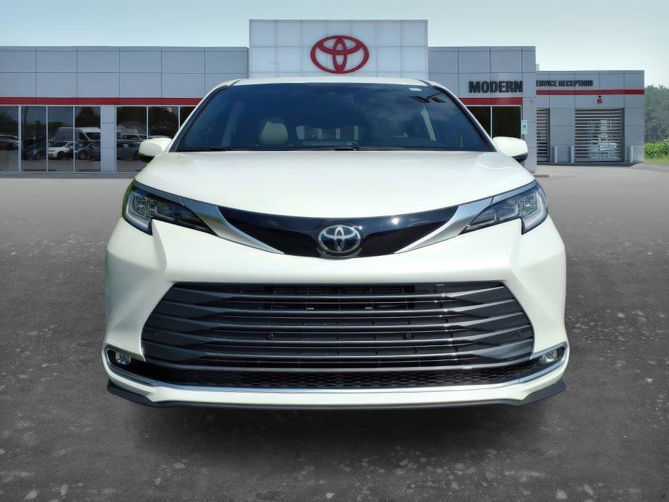 Used 2026 Wind Chill Pearl Toyota Limited image 10