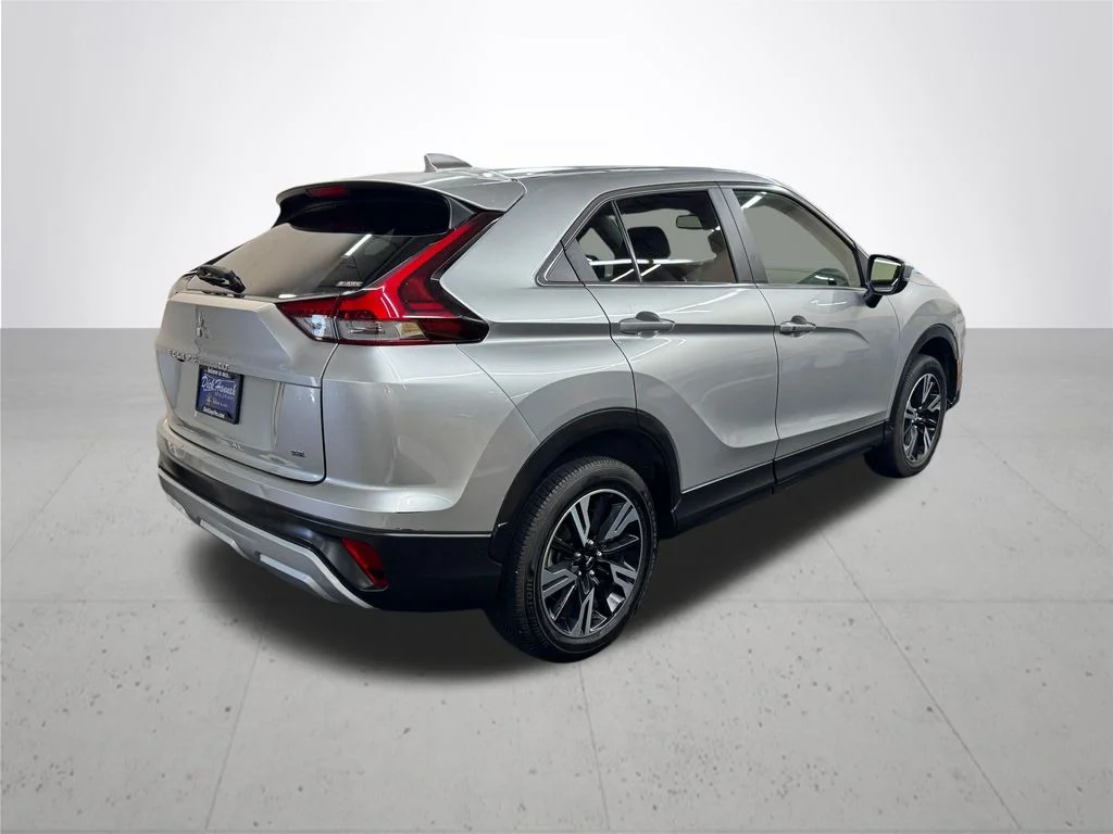 Used 2025 Silver Mitsubishi SE image 7
