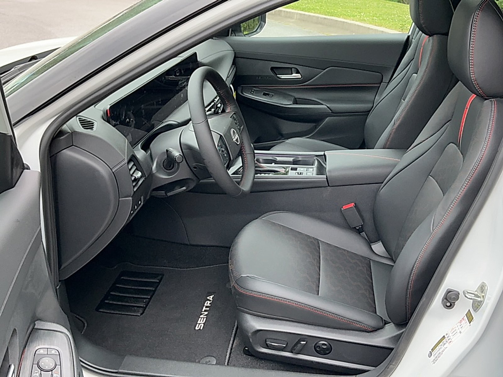 New 2026 Aspen White Tricoat/Super Black Nissan SR image 13