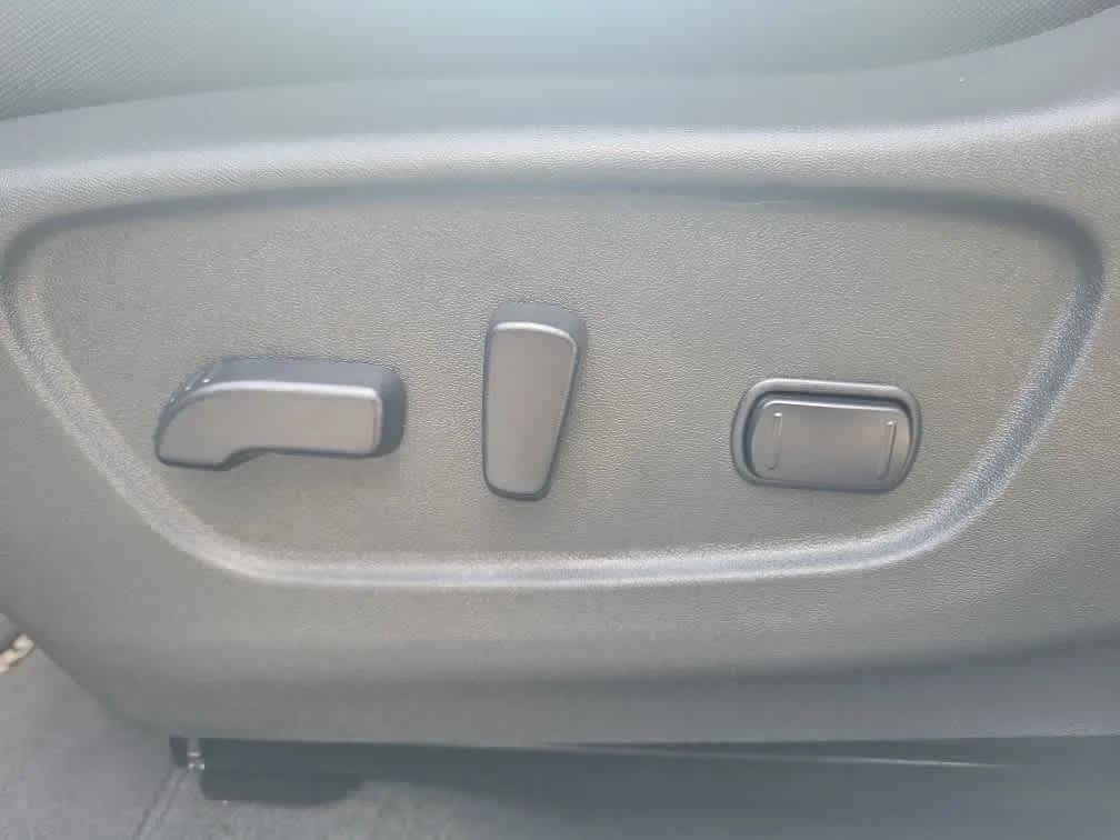 Used 2018 Brilliant Silver Nissan SV image 21