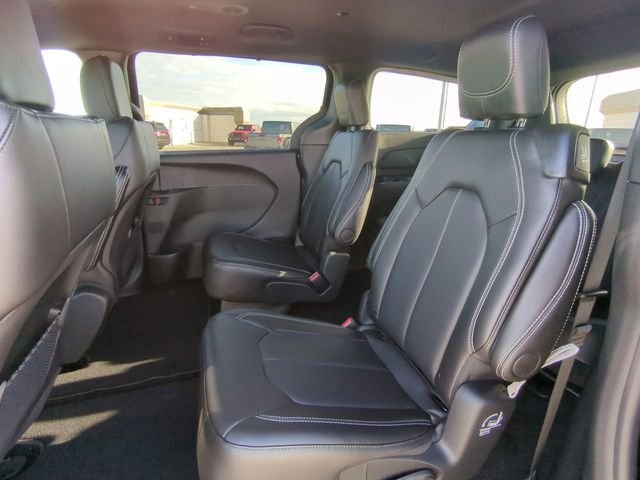 New 2026 Diamond Black Crystal Pearl-Coat Exterior Paint Chrysler LX image 17
