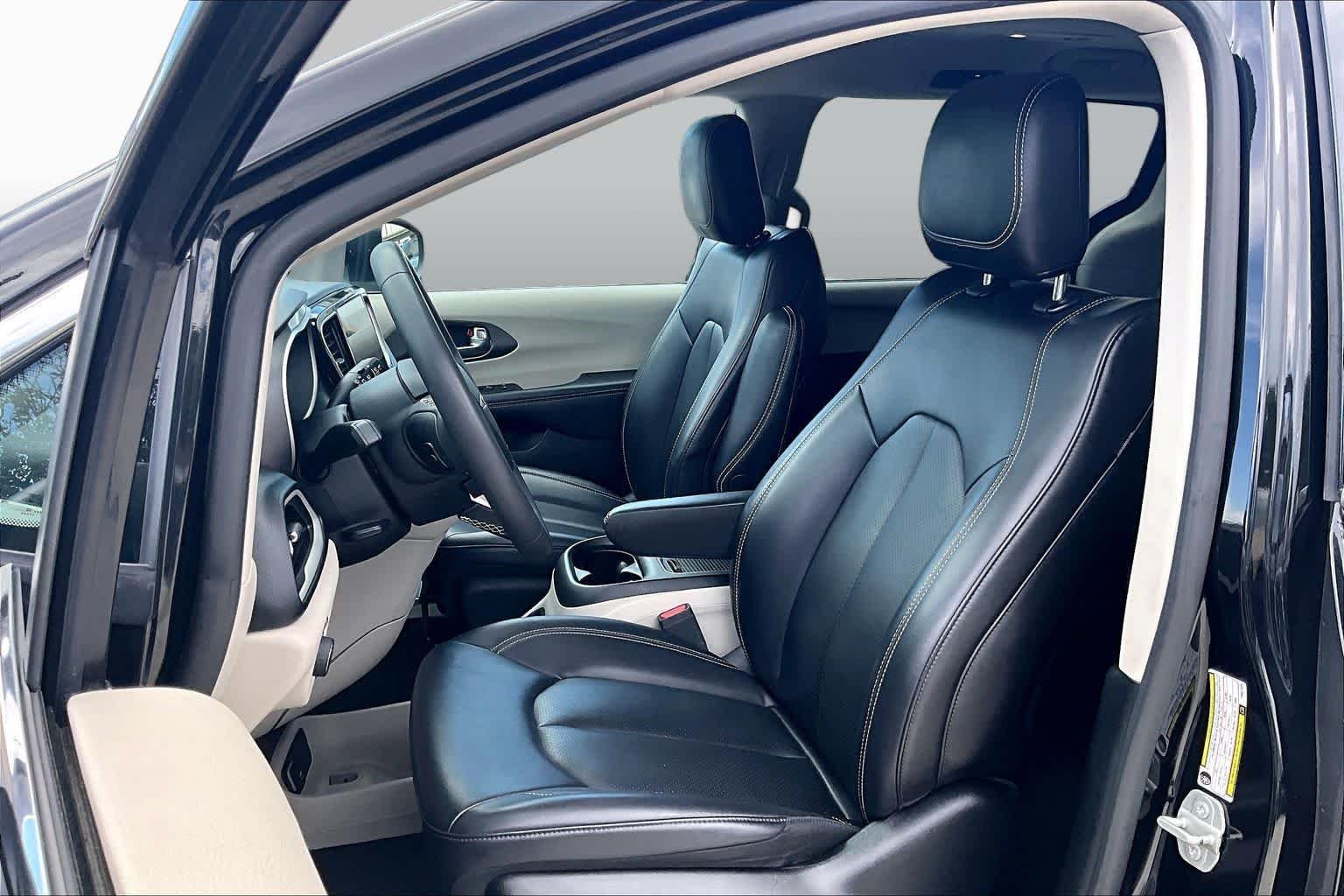 Used 2023 Brilliant Black Crystal Pearlcoat Chrysler Touring L image 8