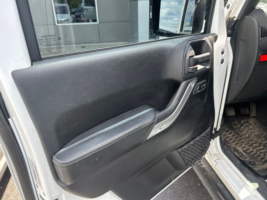 Used 2016 White Jeep Unlimited Rubicon image 12