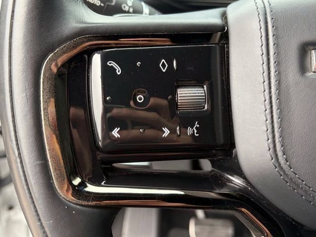 Used 2023  Land Rover SE Dynamic image 6