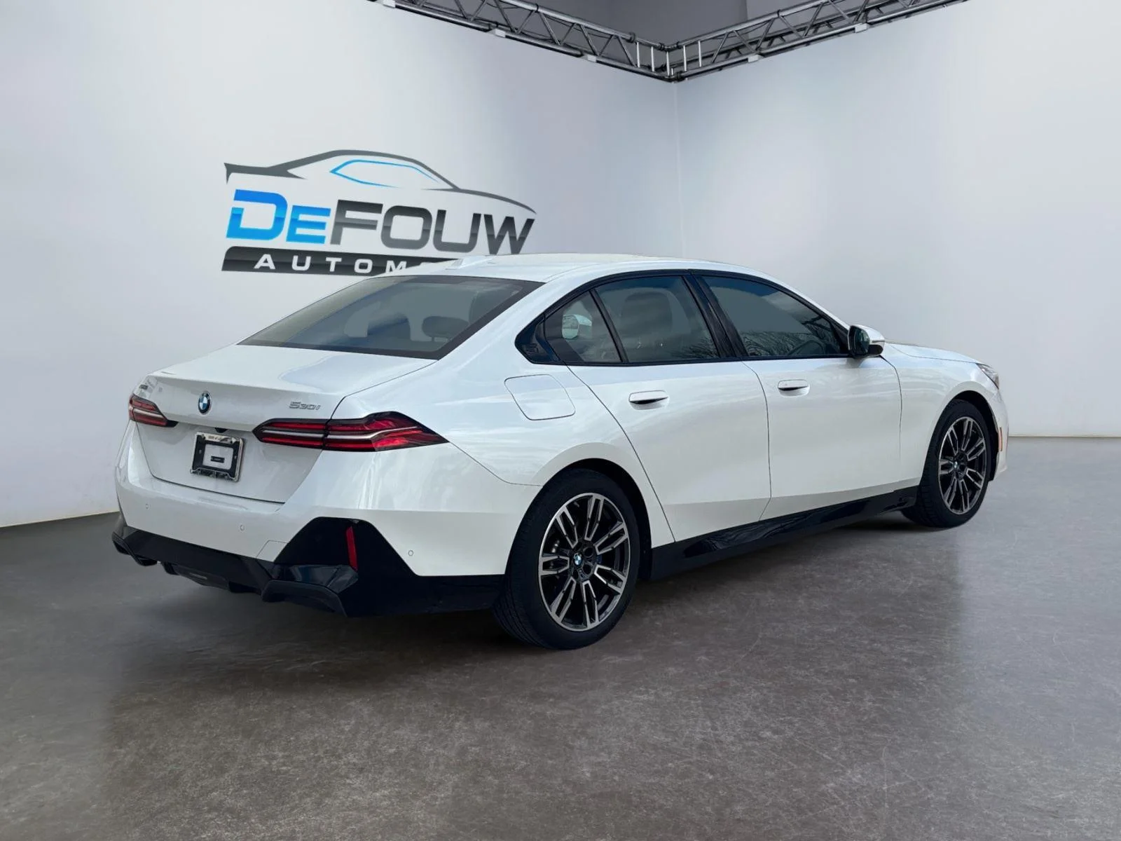 Used 2026 Mineral White Metallic BMW 530i xDrive image 3