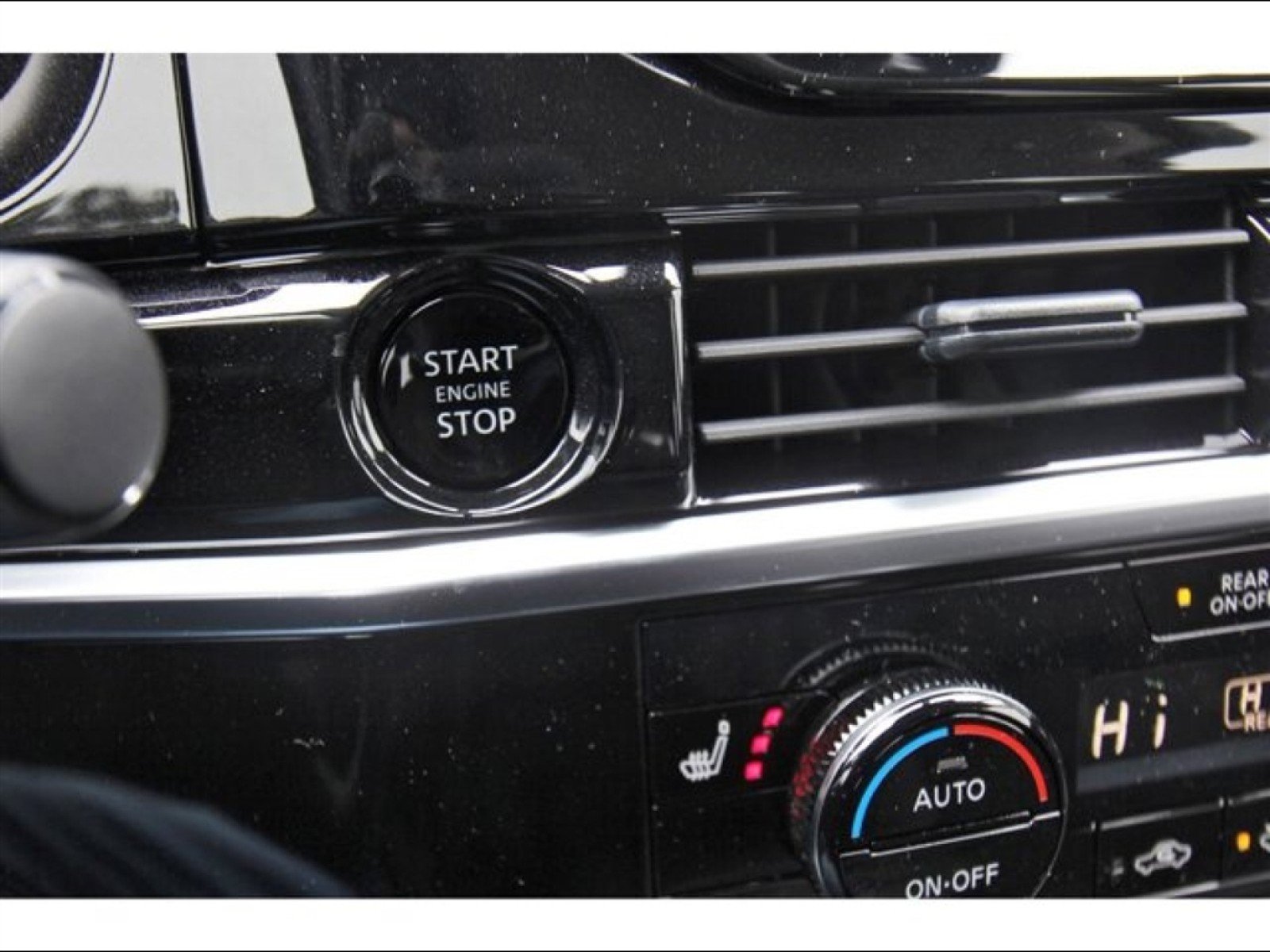 2025 Nissan Pathfinder SV - Photo 13