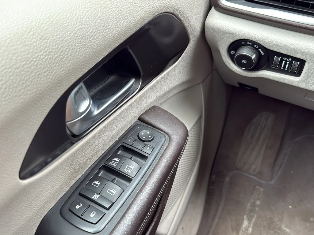 Used 2017 White Chrysler Touring L image 32
