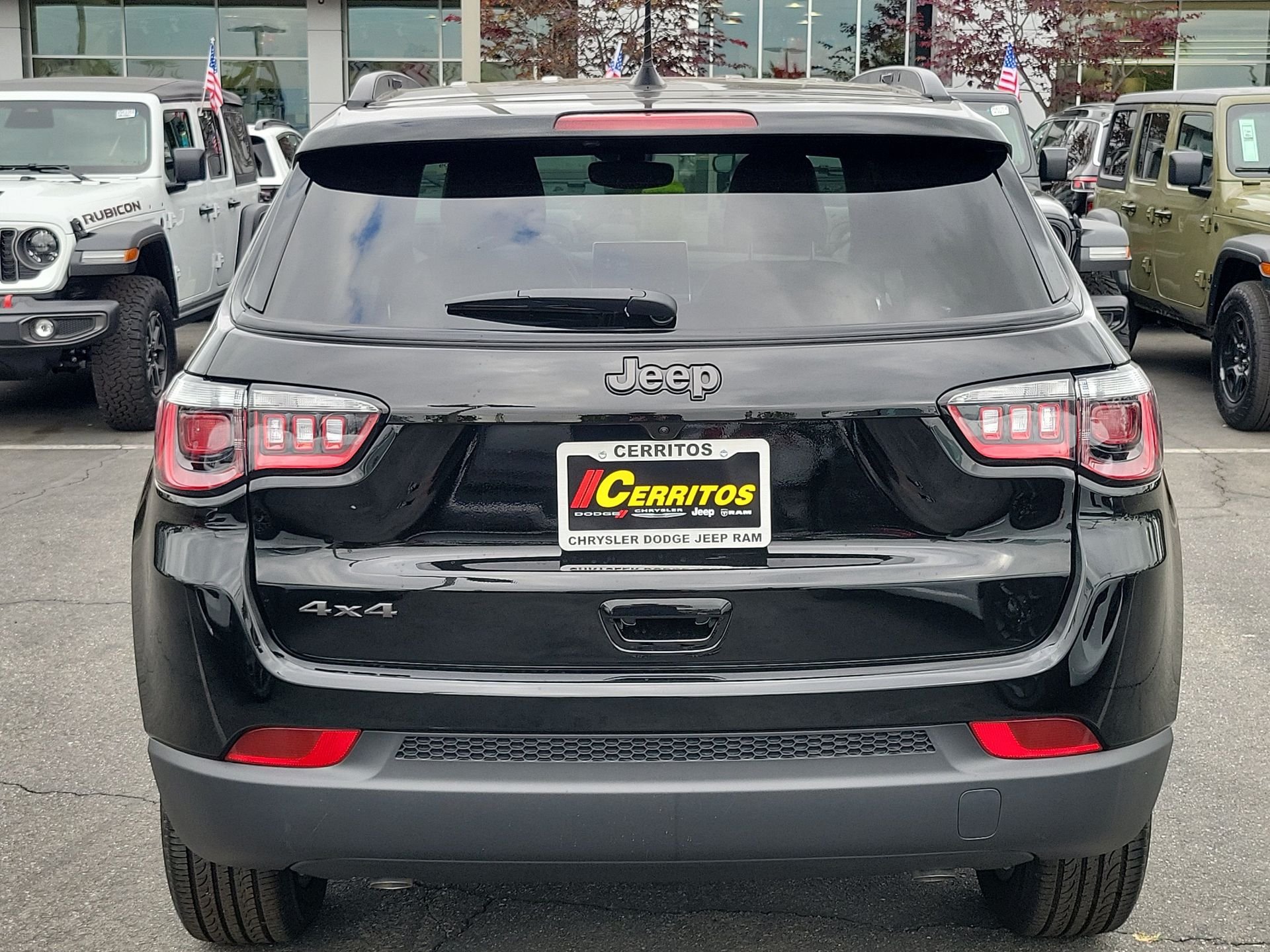 New 2026 Diamond Black Crystal Pearl-Coat Exterior Paint Jeep Latitude image 4