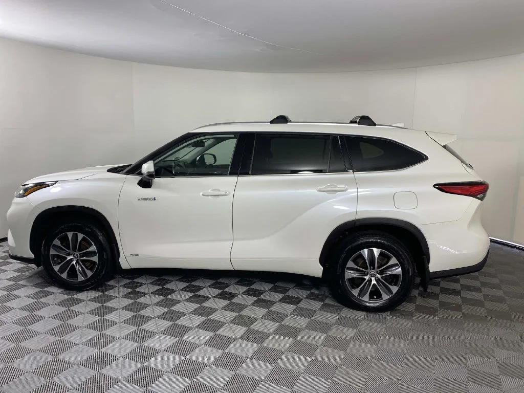 Used 2020 Blizzard Pearl Toyota XLE image 4