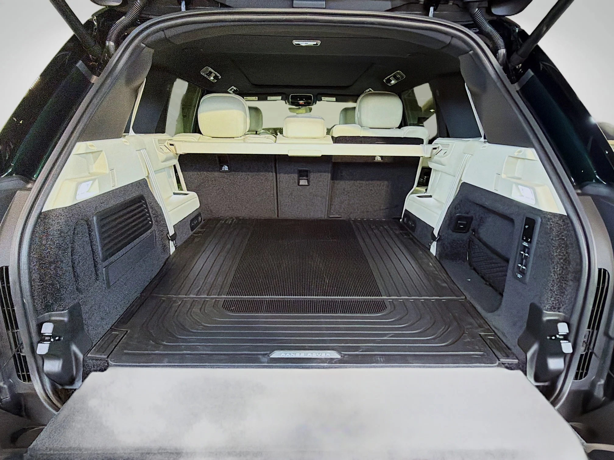 New 2026 British Racing Green LAND ROVER SE LWB 7-Seats / V8 image 11