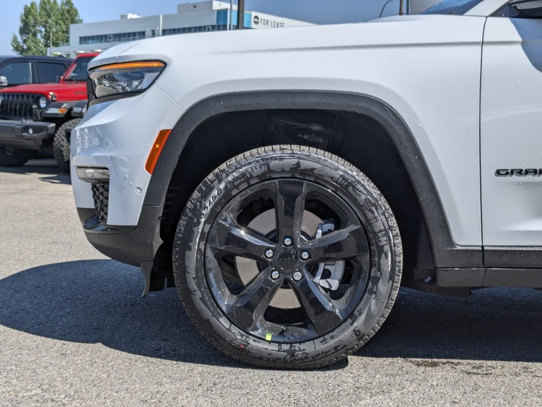 New 2025 White Jeep Limited - - 4x4 - Second row heated seats - Dual Pano Sunroof - Int FAM CAM & More! image 8