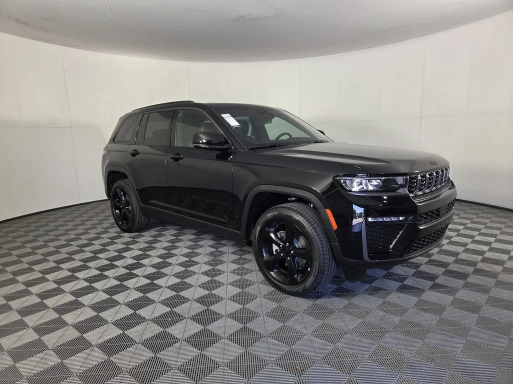 New 2026 Diamond Black Crystal Pearl-Coat Exterior Paint Jeep Limited image 2