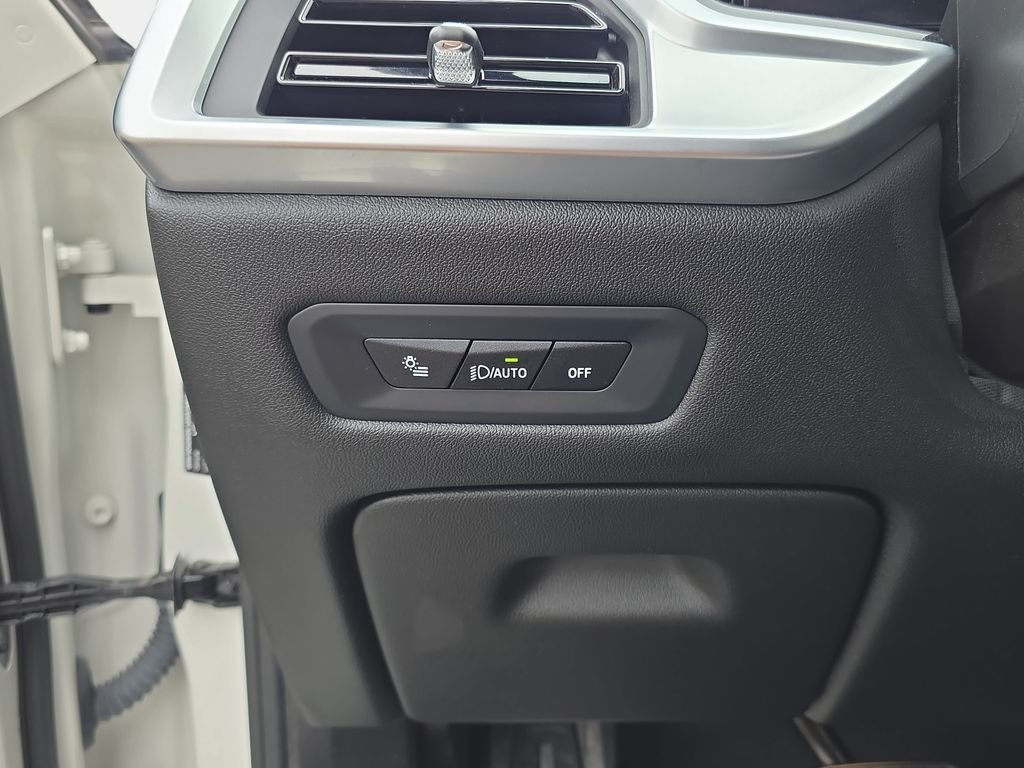 Used 2024 White BMW xDrive40i image 27