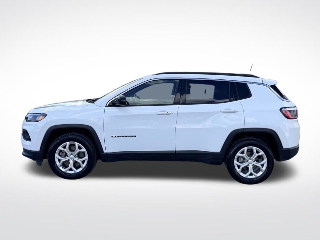 Used 2024 White Jeep Latitude image 3