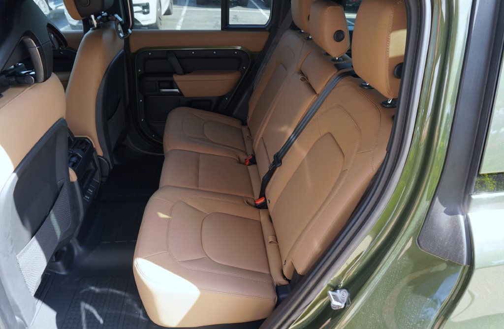 New 2026 Woolstone Green Land Rover X-Dynamic SE image 28