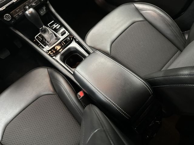 Used 2022 White Jeep Latitude image 23