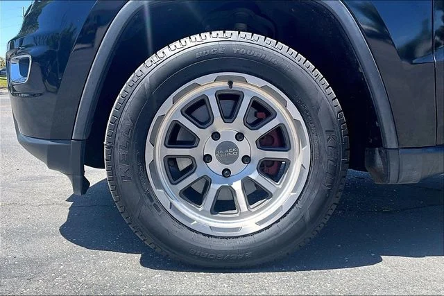 Used 2019 Diamond Black Jeep Limited image 9