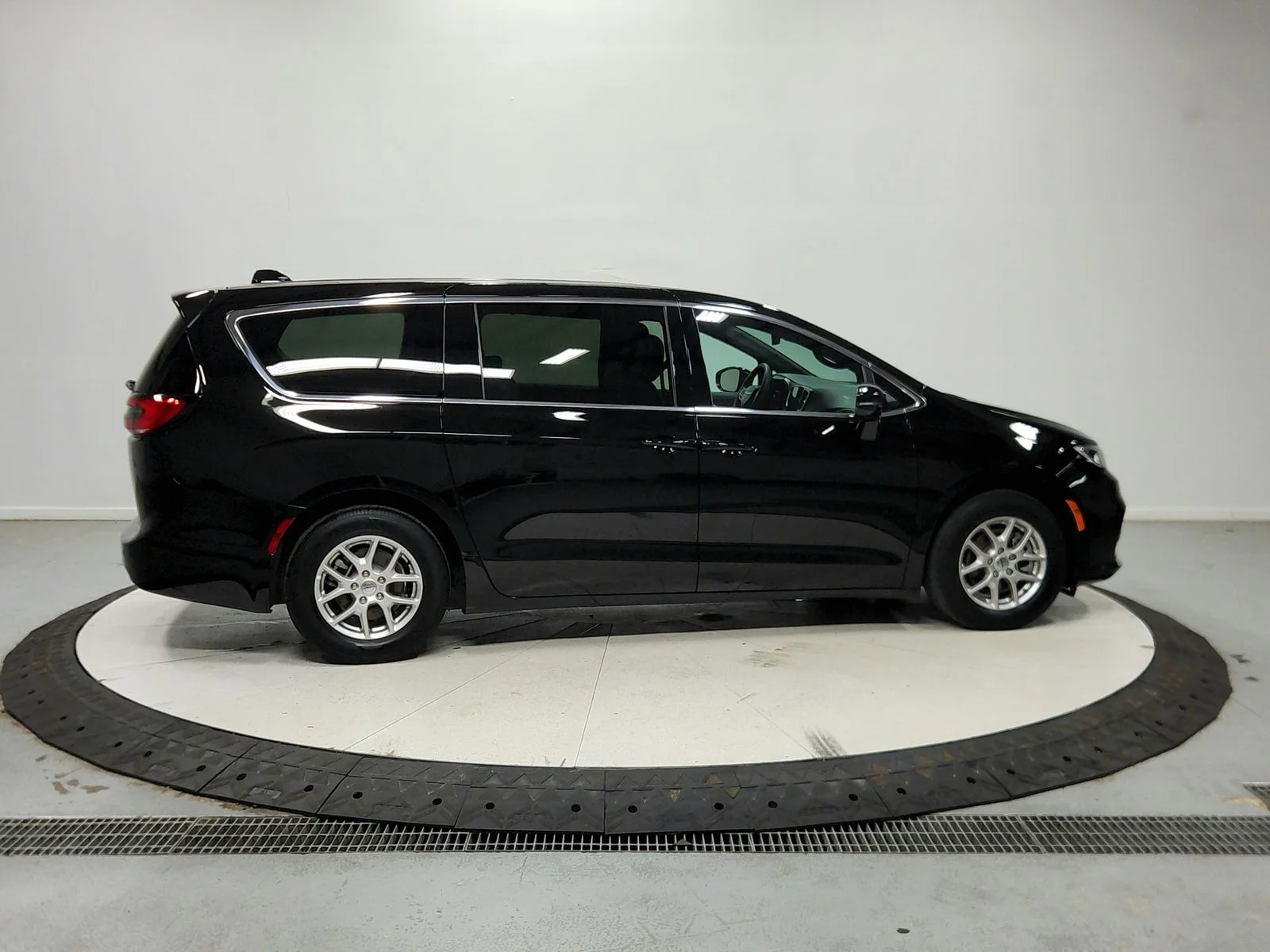 Used 2025 Black Chrysler Select image 9