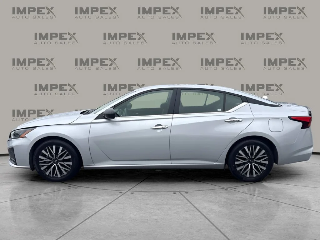 Used 2025 Silver Nissan 2.5 SV image 2