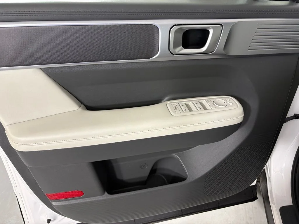 Used 2025 White Hyundai SEL image 14