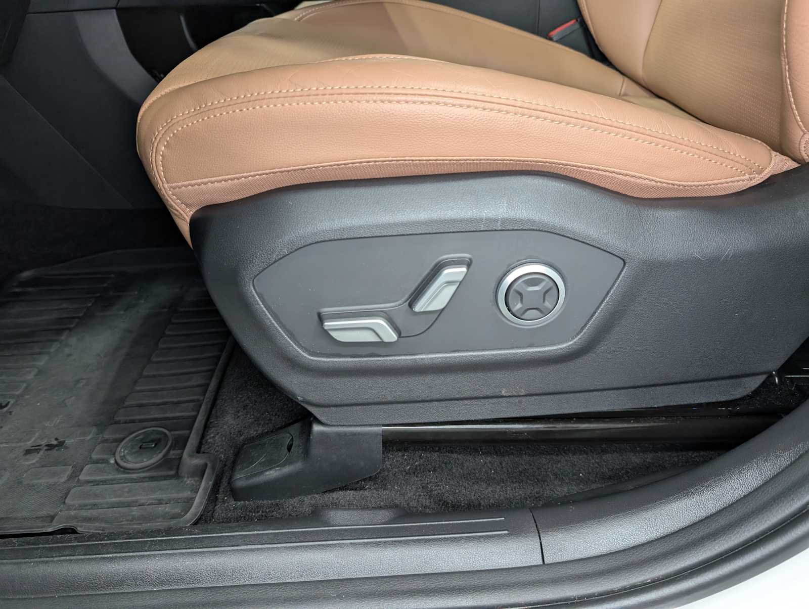 Used 2025 Serenity White Hyundai Limited image 40