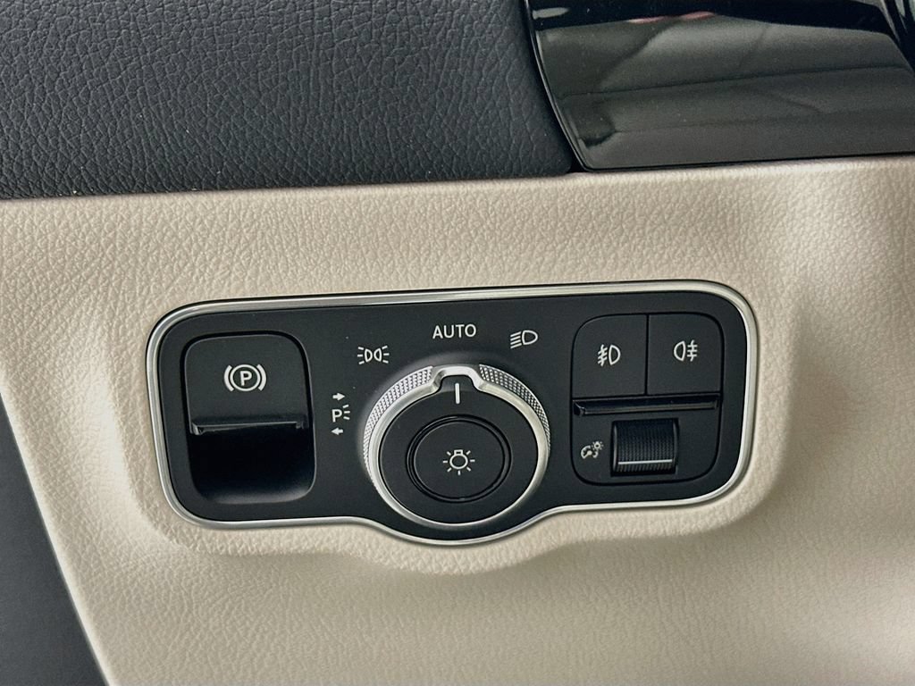 New 2026 Polar White Mercedes-Benz GLA 250 image 42