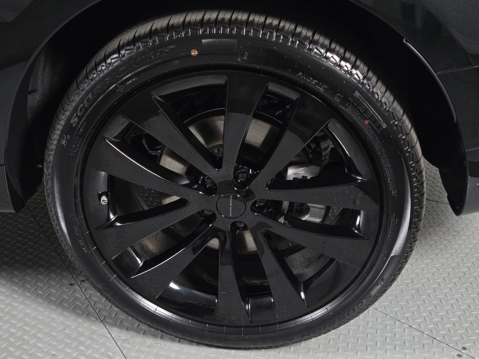 New 2026 Santorini Black Land Rover Dynamic SE image 10