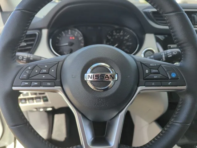 Used 2022 White Nissan SV image 43