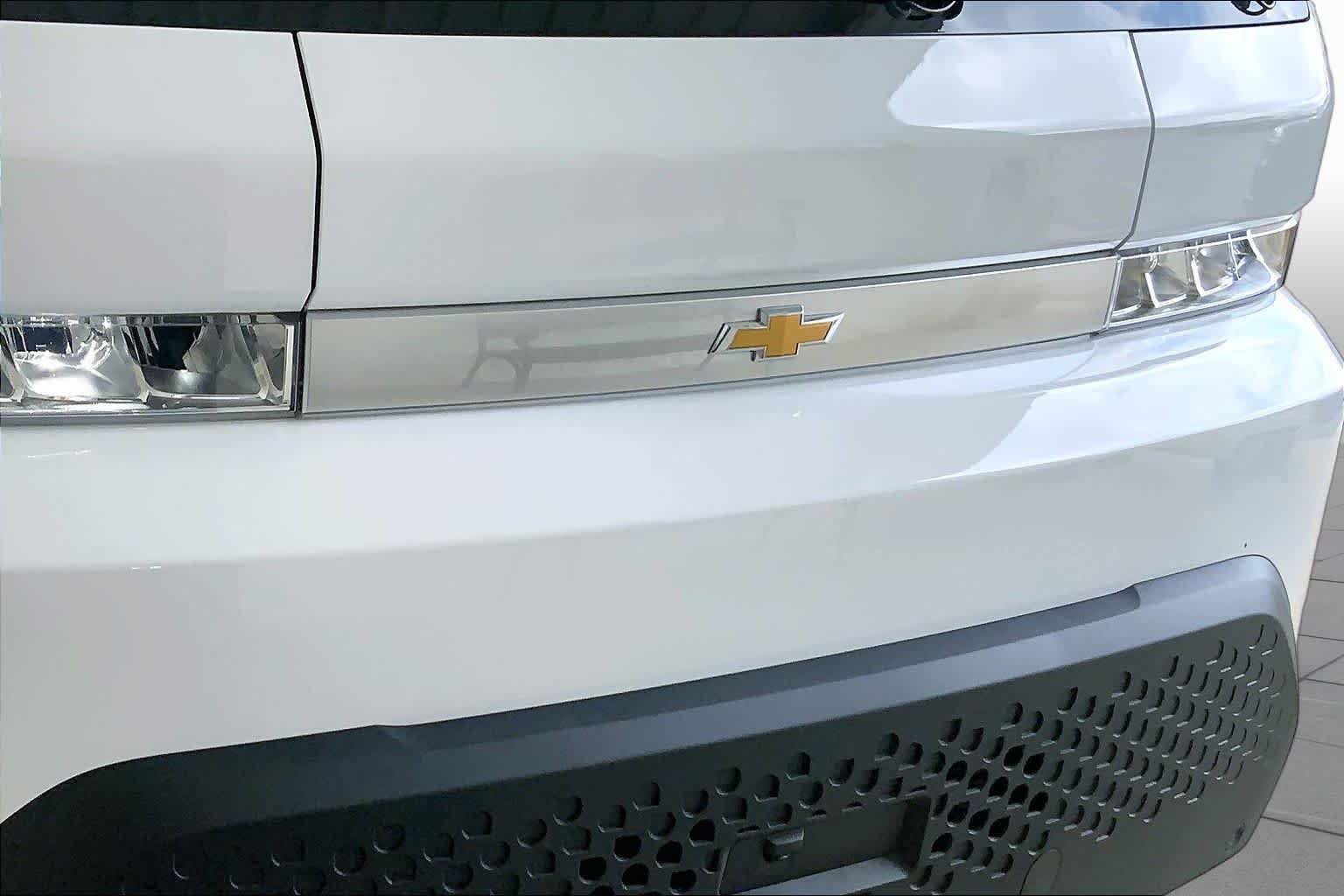 Used 2025 Oyster White Chevrolet  image 25