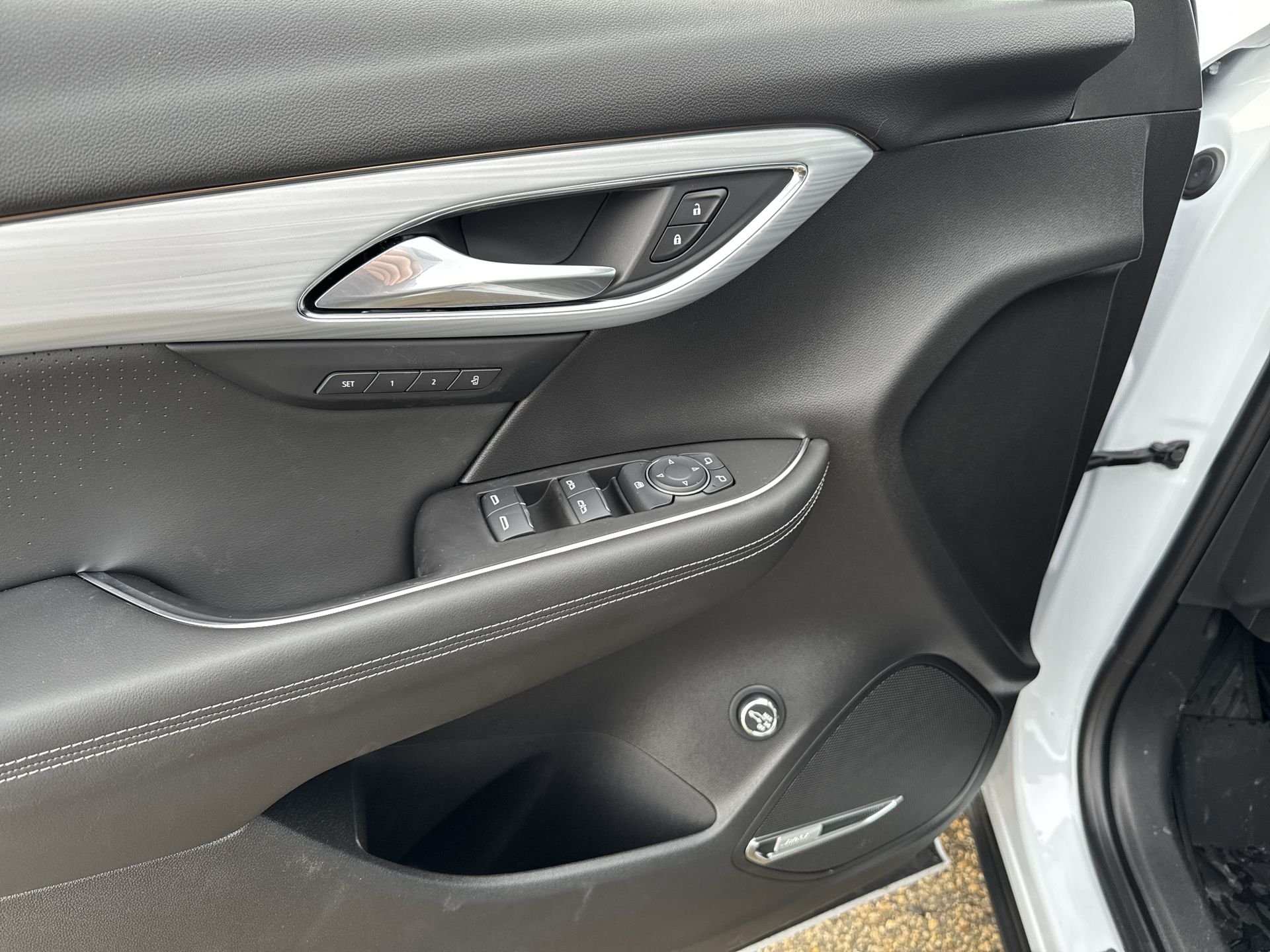New 2026 Iridescent White Tricoat Buick Avenir image 30