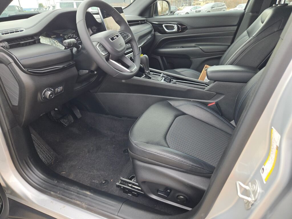 New 2026 Silver Zynith Metallic Clearcoat Jeep Latitude image 21