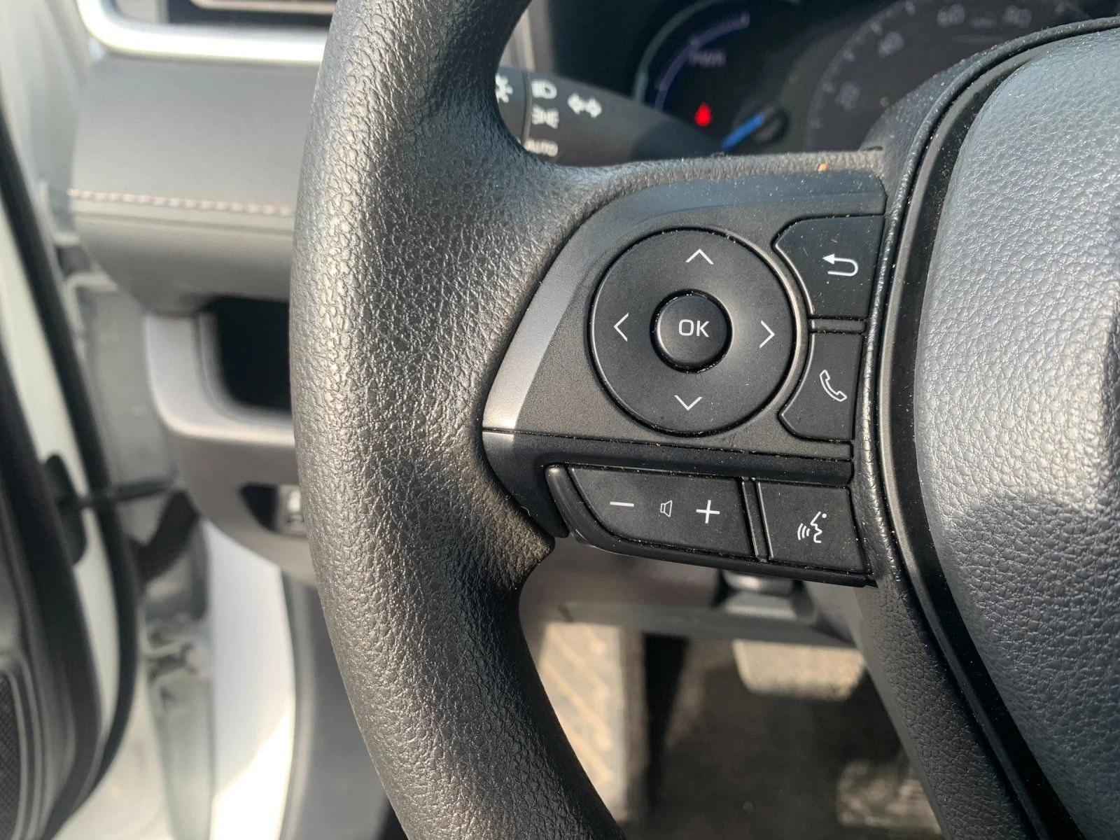 Used 2025 White Toyota XLE image 27