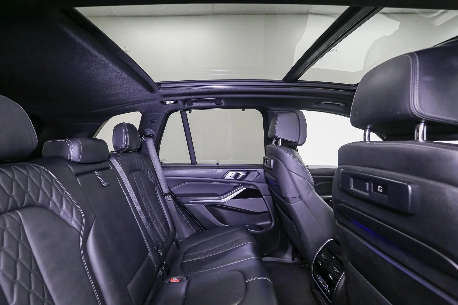 Used 2019 Black Sapphire Metallic BMW xDrive50i image 24