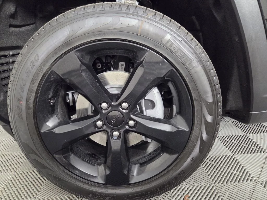 New 2026 Diamond Black Crystal Pearl-Coat Exterior Paint Jeep Limited image 8