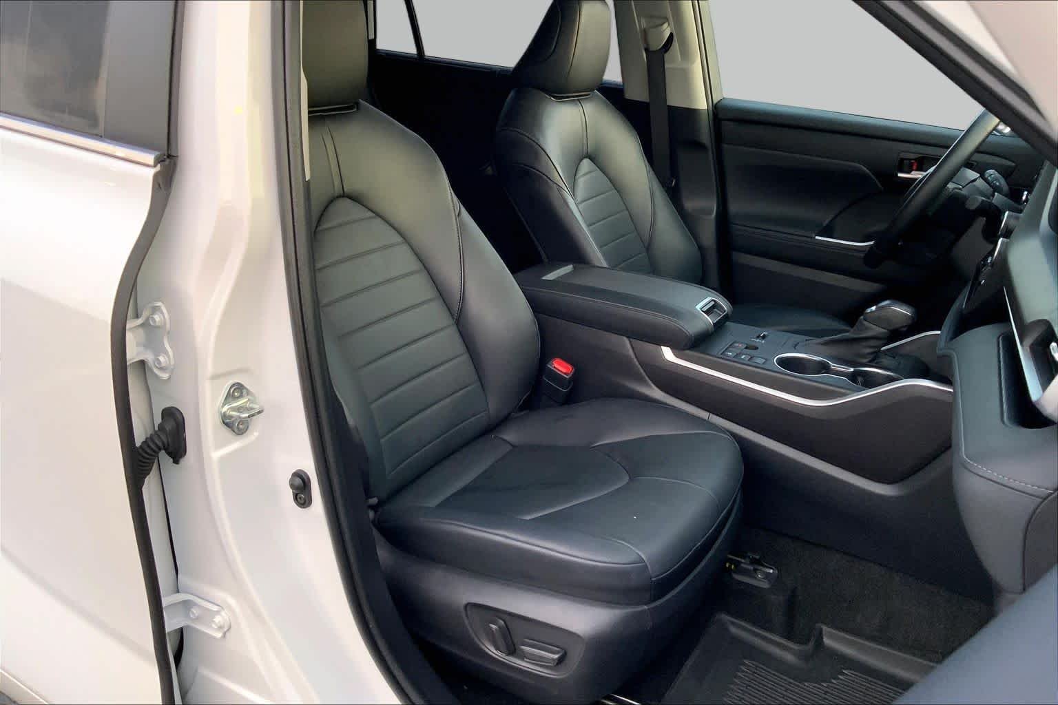 Used 2023 Wind Chill Pearl Toyota XLE image 9