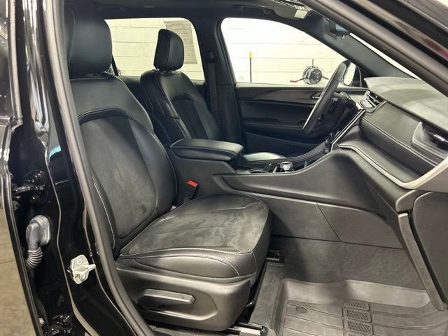 Used 2024 Diamond Black Crystal Pearlcoat Jeep Altitude X image 11