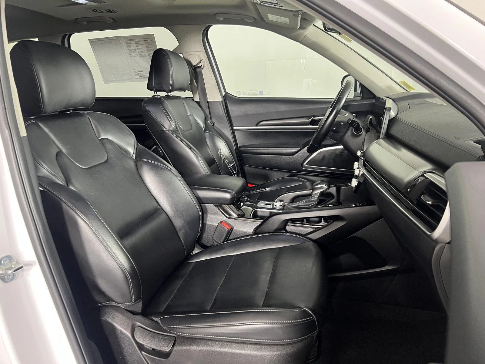 Used 2025 Glacial White Pearl Kia  image 28