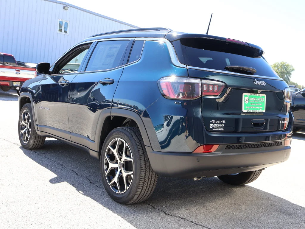 New 2026 Fathom Blue Pearl-Coat Exterior Paint Jeep Limited image 3